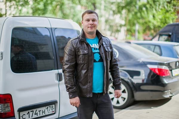фото курьера в кабине автомобиля
