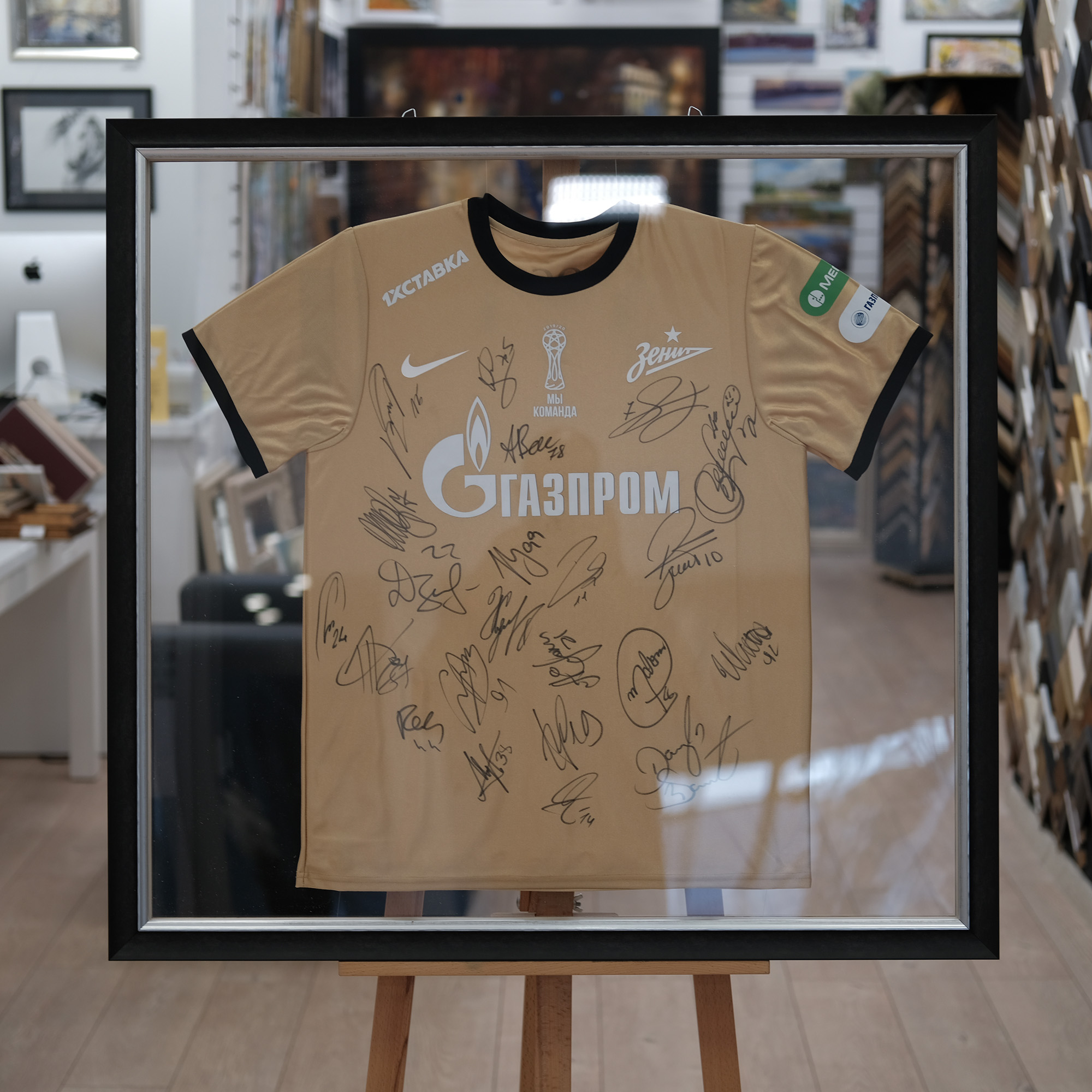 Футболка с автографами — оформление АРТИС